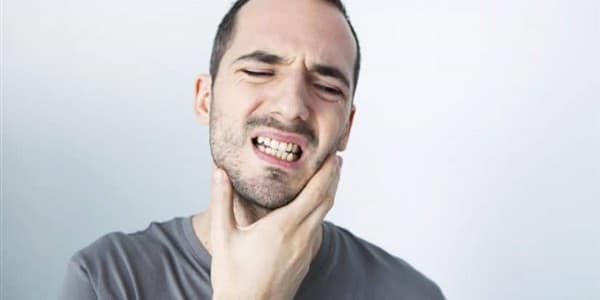 لماذا نصاب بألم الأسنان الشديد في الشتاء؟