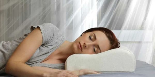 أفضل وضعيات النوم الصحية لتجنب آلام الرقبة